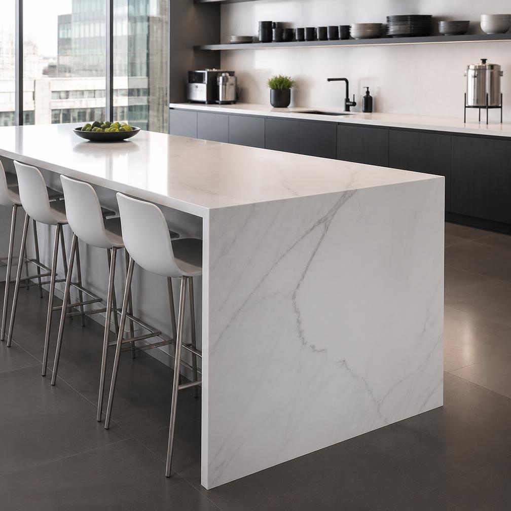 Bancada de mármore branco com acabamento em cascata